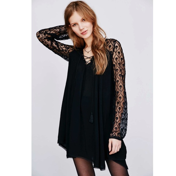 Ecote Dresses & Skirts - Ecoté Embroidered Lace Dress in Black